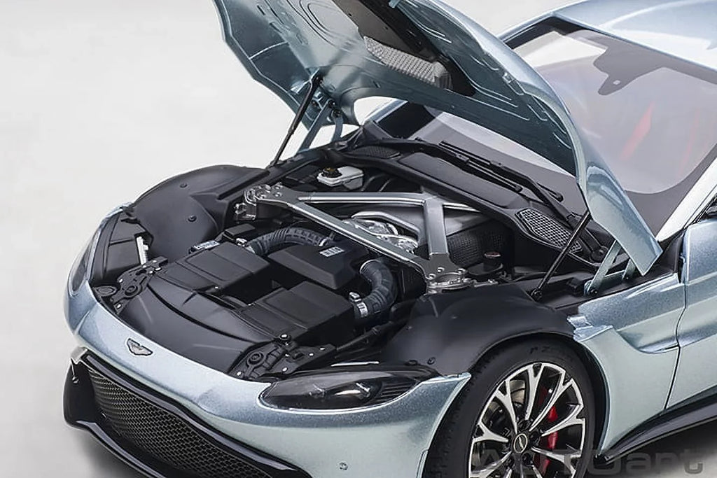 AUTOart in 2019 Aston Scale by in 1:18 Vantage Martin Silver